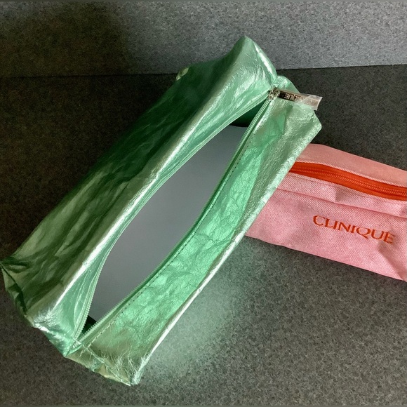 2 New Clinique Cosmetic Bags - Picture 2 of 4